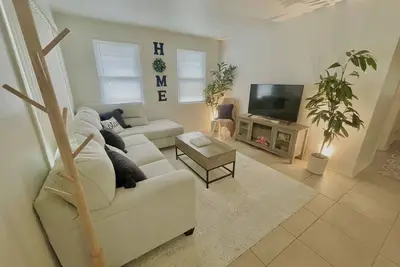 Image de New Listing! Completely renovated modern farmhouse w/3bdr.