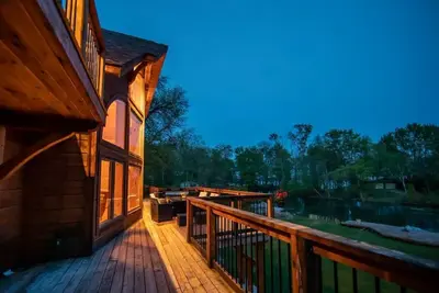 Image de Lazy Bear Log Home-Lake front