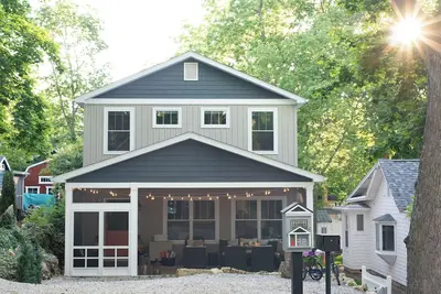 Image de \"Upside\" New Cottage w Custom Built Bunk Room - Inside Lksd Gates