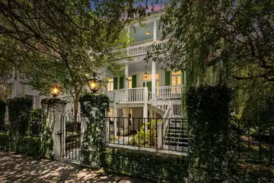 Image de The Inns | Luxury Design w. Speakeasy Bar!