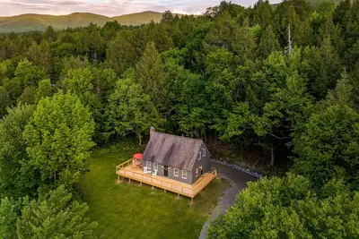 Image de Cozy Winter Cottage | Ski Stowe | Hot Tub | Private Deck