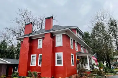 Image de Cottage 1 block from Main St. on historic property.