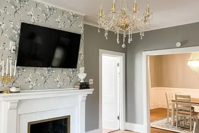 Image de The Chandelier Loft of Midtown - Near It All!