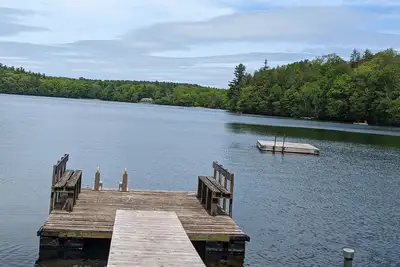 Image de Great Family Cabin in the woods on a lake.