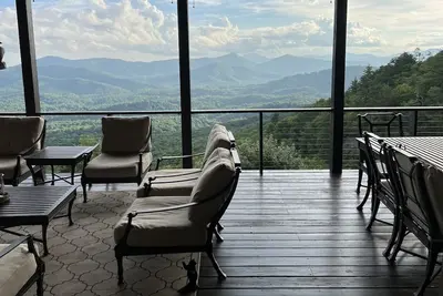 Luxury mountain home w/ great long range views!