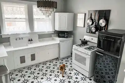 Image de The Chandelier House + Loft of Midtown - Near It All!