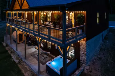 Image de Relax in Style w/3 Master Suites, Game Rm, Hot Tub, Fire pit, Sauna & More!