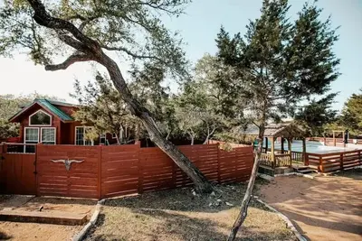 Image de 2 cabins across from each other and a shared pool!