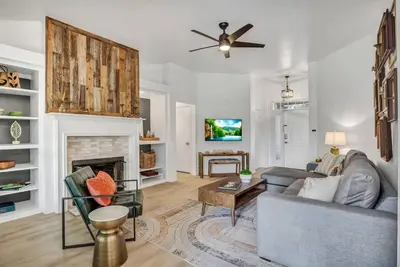 Image de New! Modern & Cozy Home w/ Firepit