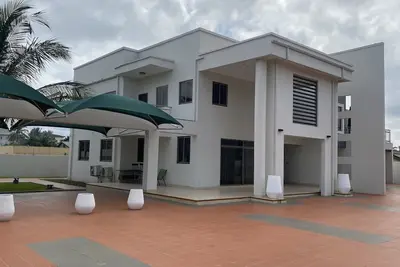 Image de 5 Bedroom Luxurious Villa