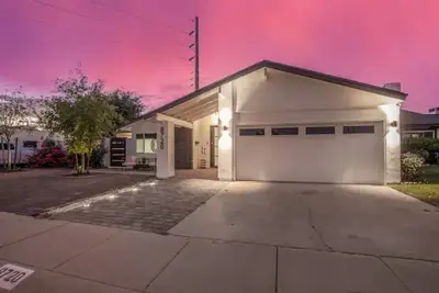 Stunning Beautiful Brand New 4 Bedroom Home, Heated Pool, Hot Tub