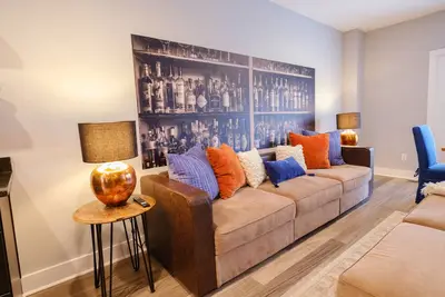 Image de Urban Luxury:  Stylish 3-Bedroom Townhome Near All Lexington's Prime Attractions