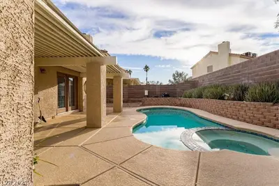 Image de private space in a home with shared pool/spa & laundry room, minutes to Las