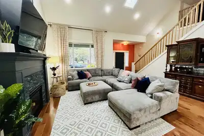 Image de 10 mins U of O, Autzen, airport Hot Tub, park, Quiet location!