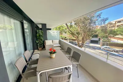 Appartement neuf, terrasse, à 200m de la plage et à 500m du port et centre