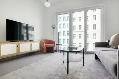 Image de Upscale Schöneberg 2br, steps to Park am Gleisdreieck, by Blueground