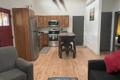 Image de Quaint 2 Bedroom Cabin located in the heart of the Black Hills with garage