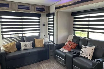 Image de Beautiful 3 Br Travel Trailer near River