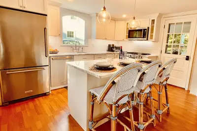 Image de Renovated Luxury Cottage - Walk to Private Beach