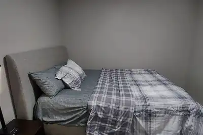 Image de Cozy 2-bedroom bsmt suite w/private entrance