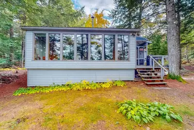 Image de Dog-friendy lakefront cottage w/gas fireplace, firepit, dock, grill, & 3 kayaks