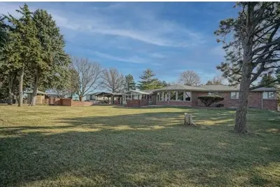 Image de 3000+ sqft Home w/ in-ground pool on 1. 6 acres in town!