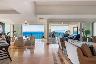 Image de Contemporary oceanfront condo with amazing view, fast WiFi, & infinity pool