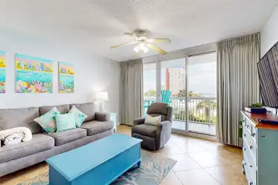 Image de Oceanfront 3rd-floor condo with balcony, W/D, pool & hot tub - snowbird-friendly