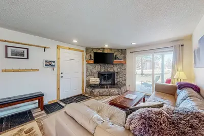 Image de Cozy mountain condo with patio, grill, full kitchen, & WiFi
