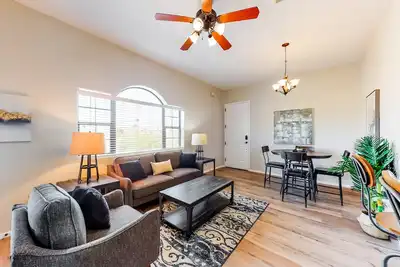 Image de Dog-friendly condo with balcony & central Ac - walk to dining, shops & trails