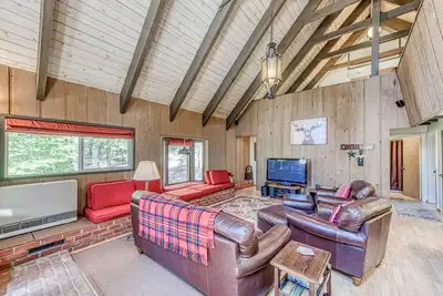 Image de Fantastic woodsy cabin with furnished deck, gas grill, ping-pong table & WiFi