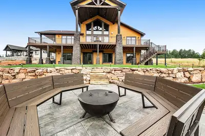 Image de Large Black Hills home near Mount Rushmore with private hot tub & pool table