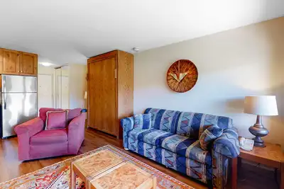 Image de Efficient getaway near the slopes & lake with pool, hot tub, gym, WiFi & balcony