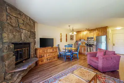 Image de Sophisticated mountain condo with pool, hot tub, fireplace, game room, & WiFi
