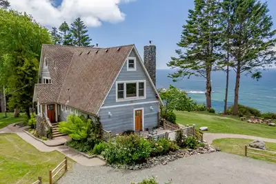 Image de Epic view on ocean bluff, pickleball, park-like yard, fast WiFi, Craftsman home