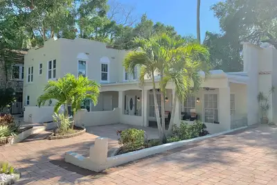 Image de Updated 1900s Spanish-style home with lush backyard & pool - great location