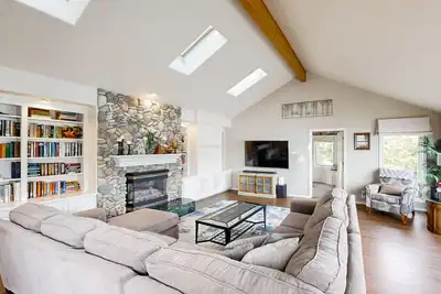 Image de Dreamy lakefront gem with dock, water frontage, large deck & fast WiFi