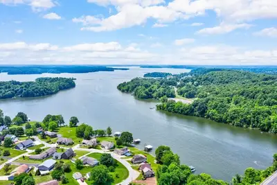 Image de Family, Friends, and Lake Views @ \"All Decked Out\"