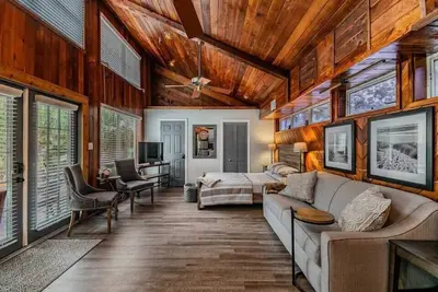 Image de Downtown Dunedin B&B - Rustic Cabin with Pool