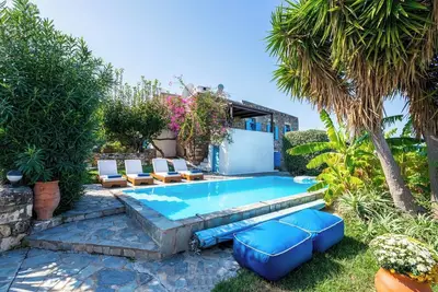Image de A 3bedroom country house, with pool close to beach