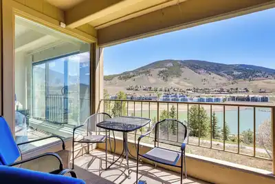 Image de Mtn & Reservoir Views: Cozy Dillon Condo!