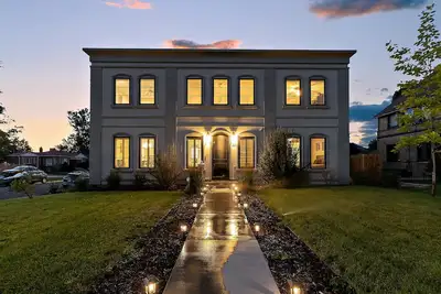 Image de This house is a 6 bedroom(s), 4. 5 bathrooms, located in Denver, Co.