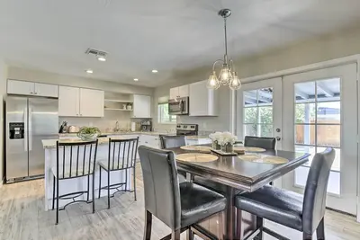 Image de 3 Mi to Asu: Home w/ Pool & Grill in Tempe!