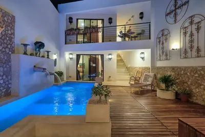 Image de Remodeled historical  Home, a walking distance from Central plaza