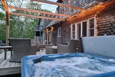 Image de Chappaquiddick retreat-outdoor shower, hot-tub, decks, central Ac-close to beach