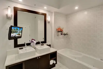 Image de Beautiful Condo In Downtown Doral!