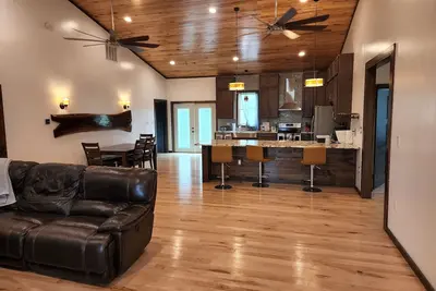 Image de New! Custom built private home on a pond, with large hottub.