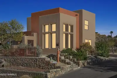 Image de Stylish home with jacuzzi bath and Mt views
