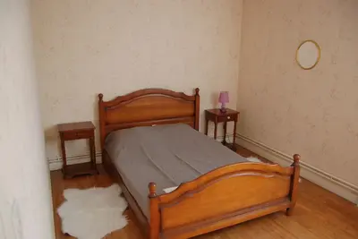 Image de maison de campagne au milieu des vignes