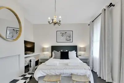 Image de Clinton Cottage - 1860s Heritage Home, Walk to Cbd